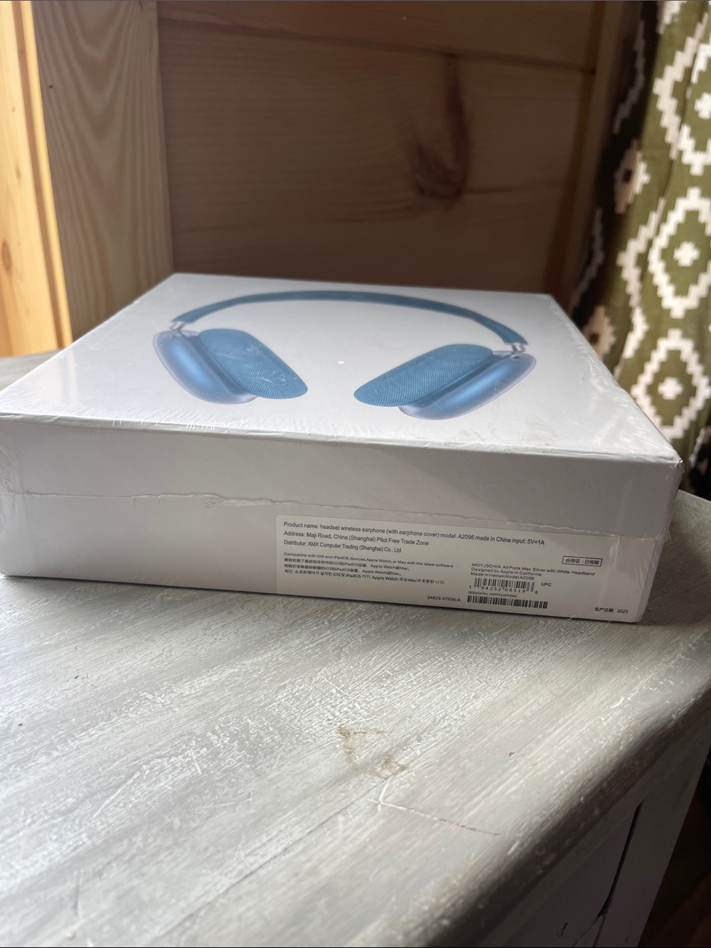 Apple Over-Ear Headphones in Deep Blue and Black - Picture 5 of 5